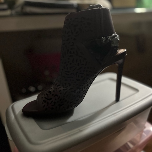 size 9 wine color or purple - Picture 1 of 2